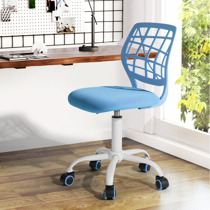 Chaise de bureau FurnitureR, chaise de travail réglable pour ordinateur, avec dossier en plastique et assise rembourrée, pivotante et à roulettes, bleue.