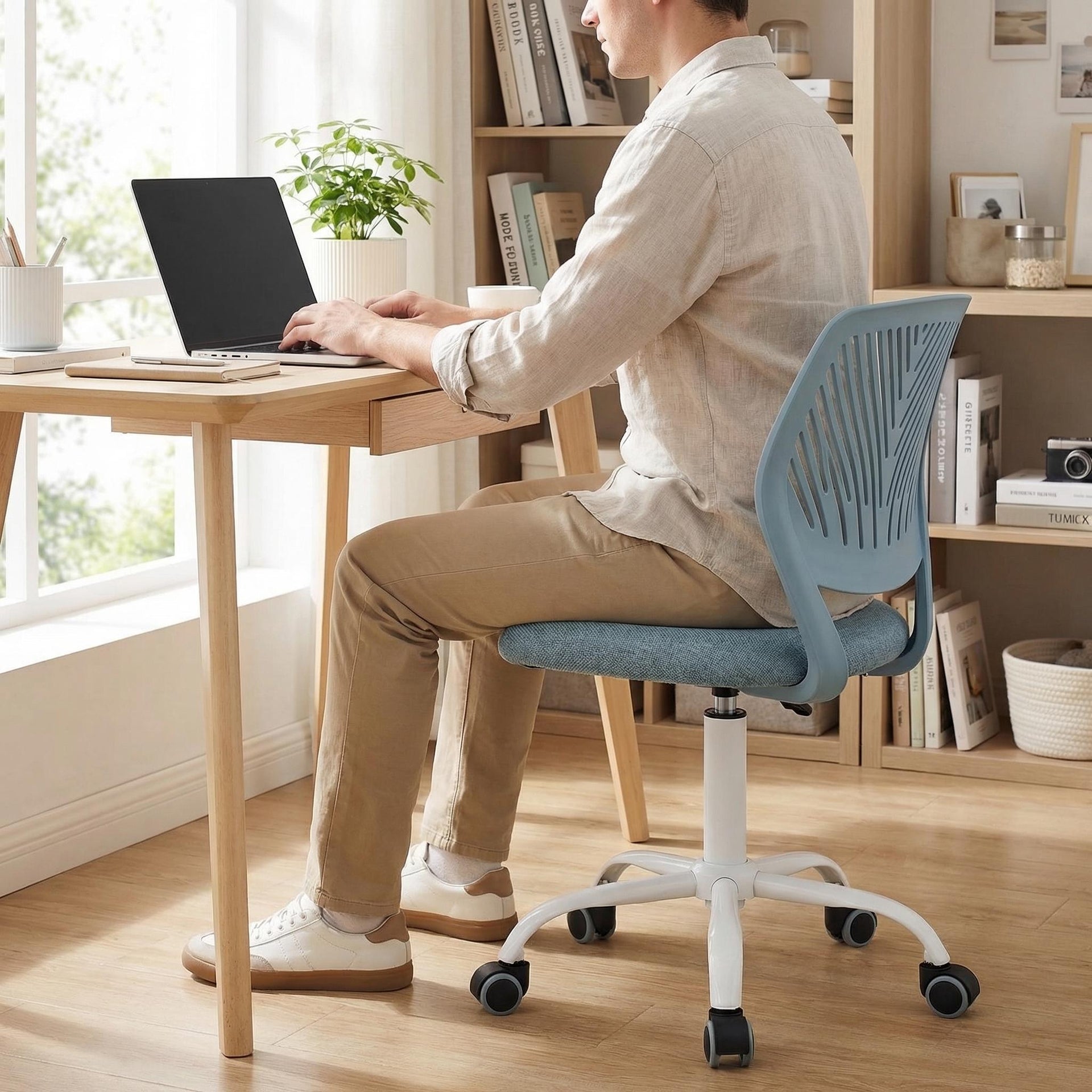 FurnitureR Chaise de Bureau Ergonomique Mesh Bleu Clair avec Base Métal Blanc