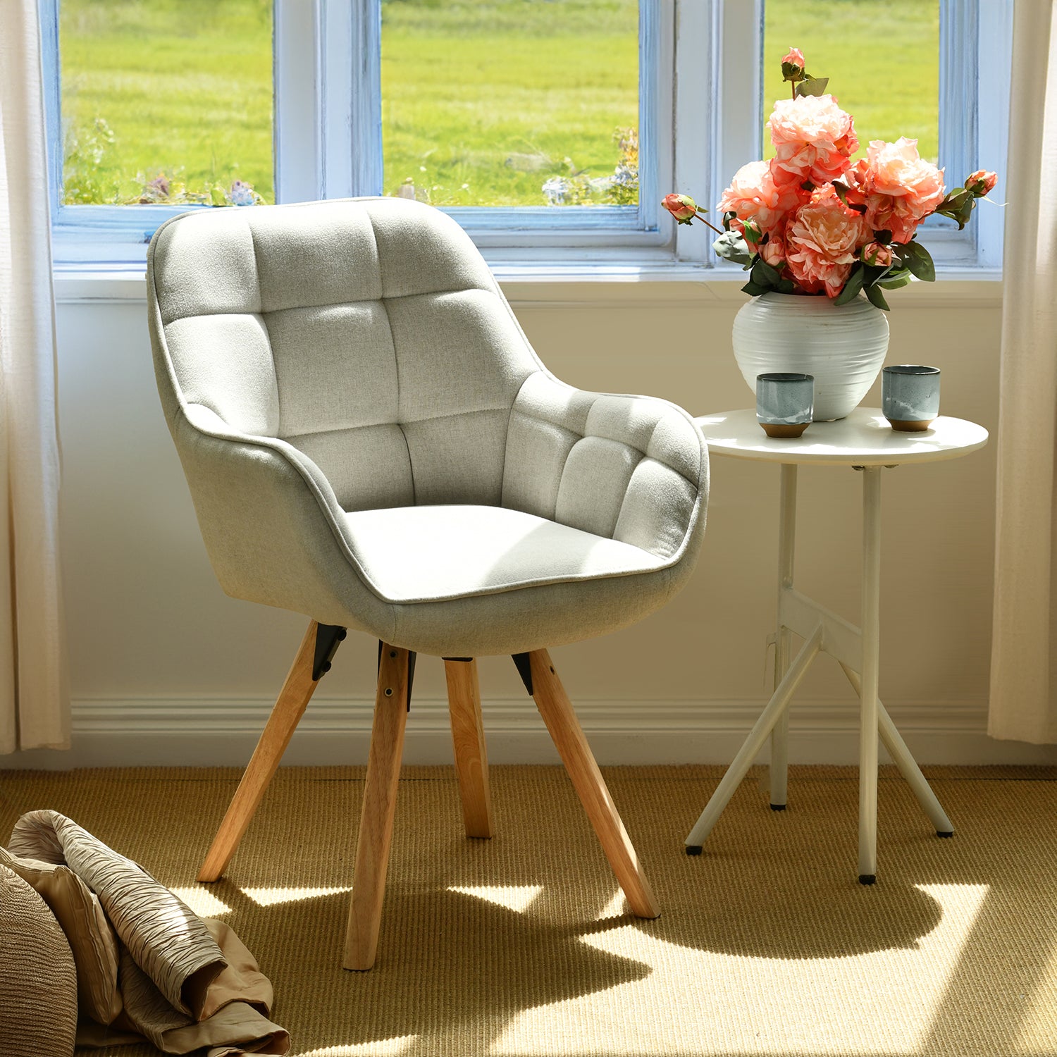 Fauteuil d'appoint moderne, revêtu de tissu, avec dossier et assise rembourrés, pivotant et gris.