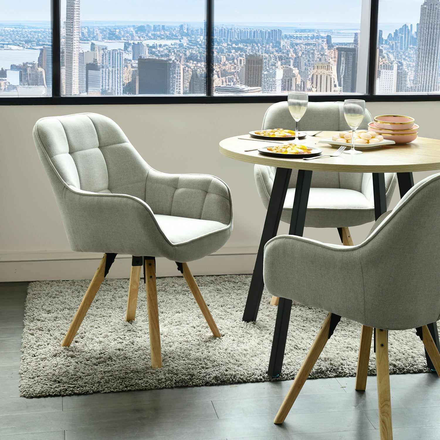 Fauteuil d'appoint moderne, revêtu de tissu, avec dossier et assise rembourrés, pivotant et gris.