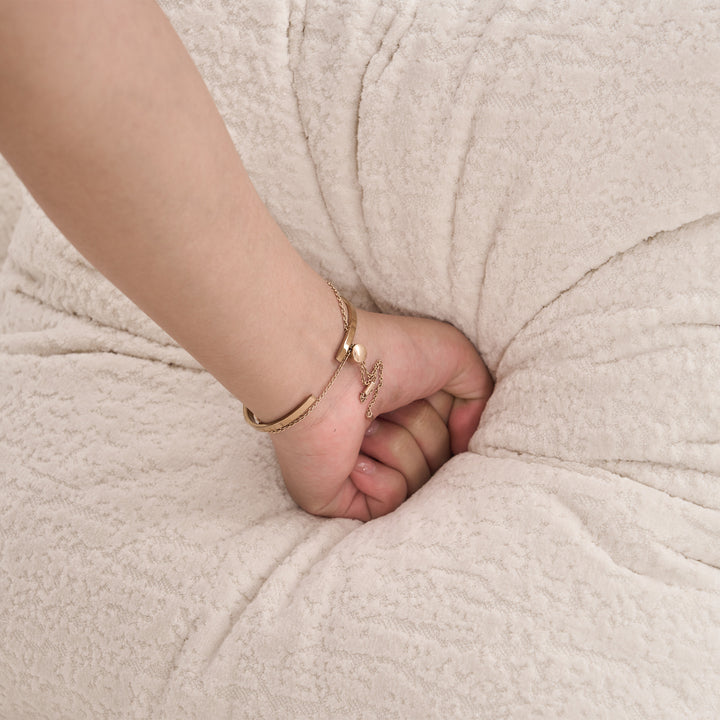 Canapé moderne incurvé en chenille couleur crème de FurnitureR, canapé sculptural contemporain avec coussins moelleux et assise profonde pour un confort optimal